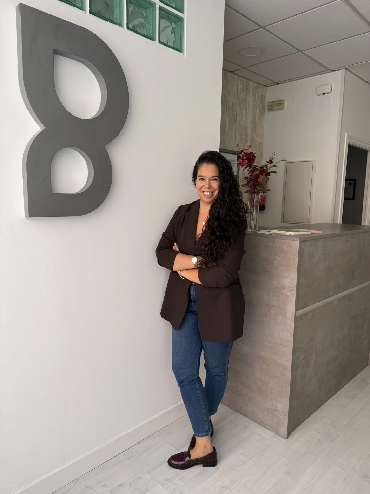 Consulta de psicología cálida con sillones, plantas y luz natural