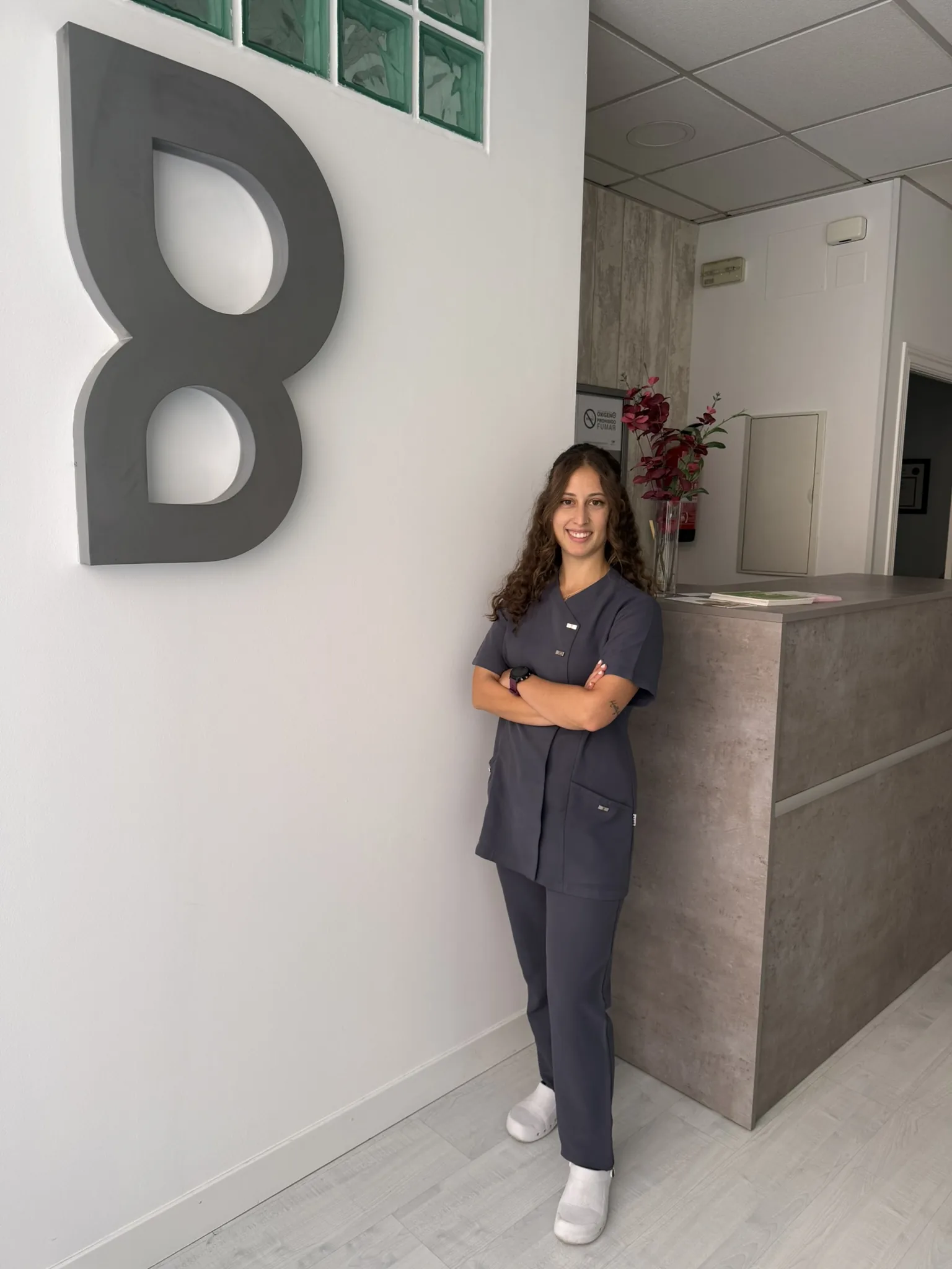 Espacio de rehabilitación con material terapéutico, luz natural y estética calmada